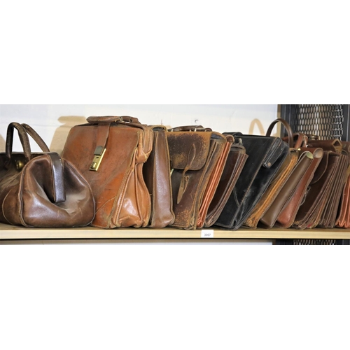 3007 - Fourteen vintage leather briefcases. Not available for in-house P&P