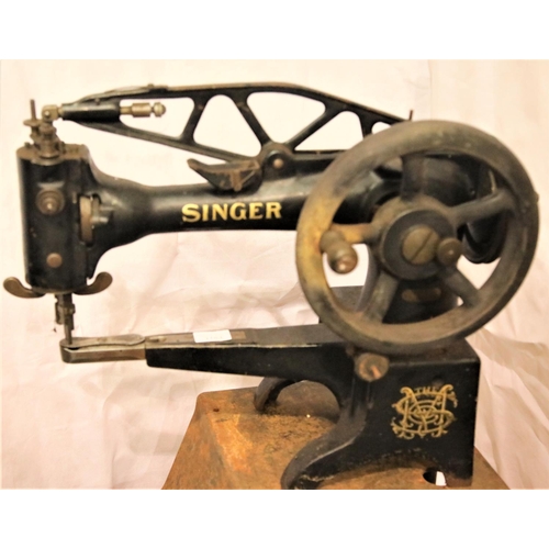 3103 - Large vintage Singer leather sewing machine with a treadle base. Not available for in-house P&P