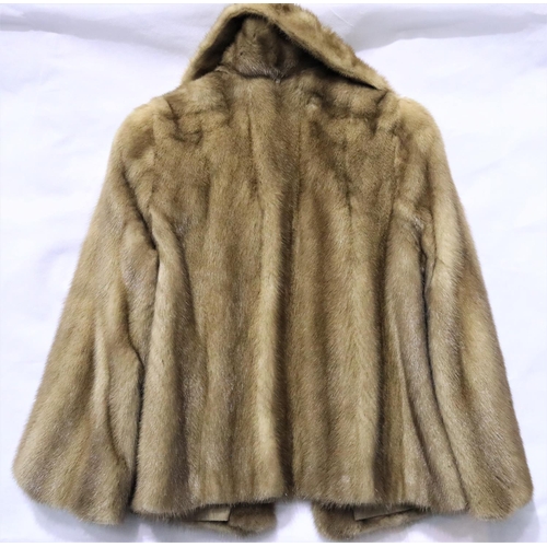 3193 - Ladies short mink coat. P&P Group 3 (£25+VAT)Condition report: Size 12 approximately, Fur and lining... 