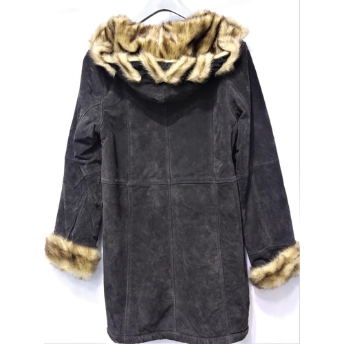 3203 - Brown leather coat with hood and fur trim, size 10, made by Dennis Basso. P&P Group 3 (£25+VAT)