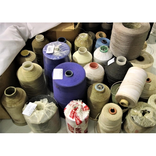 3251 - Quantity of mixed thread spools. P&P Group 3 (£25+VAT)