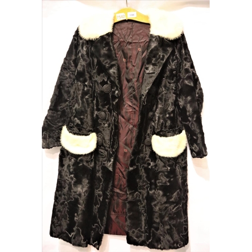 3189 - Ladies fur coat with white collar. P&P Group 3 (£25+VAT)