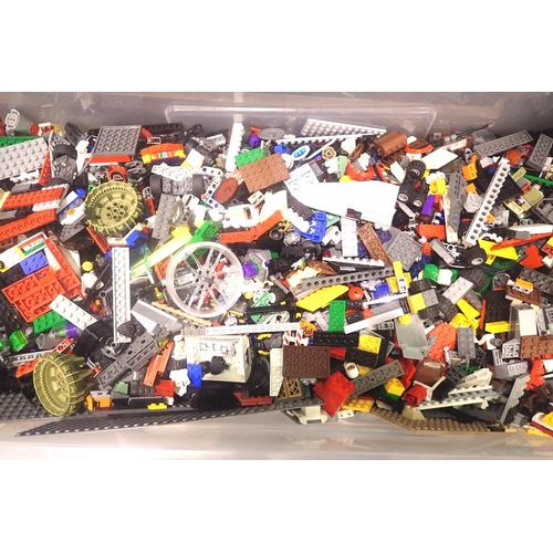 2395 - Quantity of mixed Lego, blocks, wheels etc. P&P Group 3 (£25+VAT for the first lot and £5+VAT for su... 