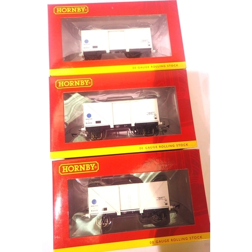 2359 - Hornby wagons R6624A 12x ton Fish van wagons three pack. P&P Group 1 (£14+VAT for the first lot and ... 