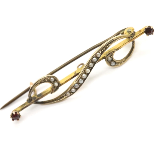 1031 - Victorian 9ct gold seed pearl and garnet set brooch, 2.4g. P&P Group 1 (£14+VAT for the first lot an... 