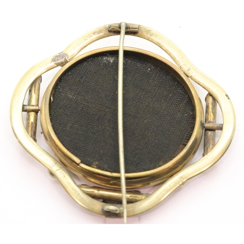 1032 - Victorian pinchbeck oval brooch, D: 5.5 cm, 30g. P&P Group 1 (£14+VAT for the first lot and £1+VAT f... 