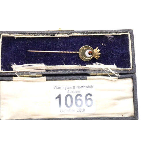 1066 - 14ct gold enamelled pin 'The Duke's Pin', boxed, 3.3g. P&P Group 1 (£14+VAT for the first lot and £1... 