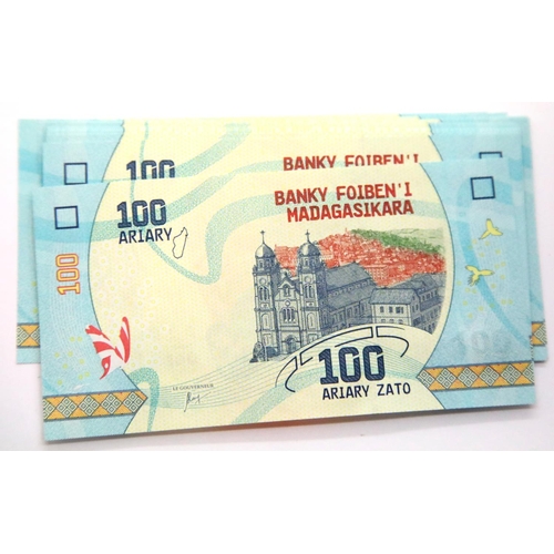 1091 - Twenty-five Madagascar uncirculated consecutive notes, 100 Zato. P&P Group 1 (£14+VAT for the first ... 