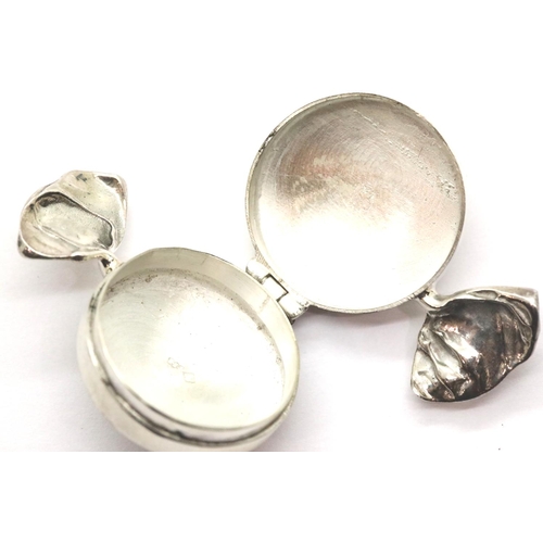 1010 - Silver sweet form pill box, L: 5 cm, 12g. P&P Group 1 (£14+VAT for the first lot and £1+VAT for subs... 