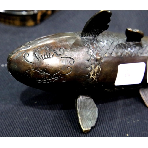 1371 - Bronzed Koi Carp, L: 25 cm. P&P Group 1 (£14+VAT for the first lot and £1+VAT for subsequent lots)