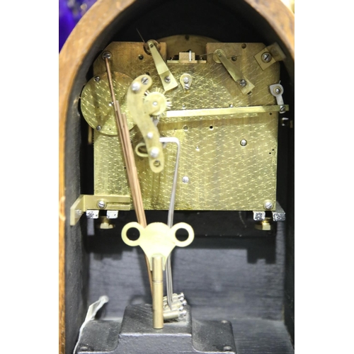 1390 - Oak cased Westminster arched mantel clock with key and pendulum. P&P Group 2 (£18+VAT for the first ... 