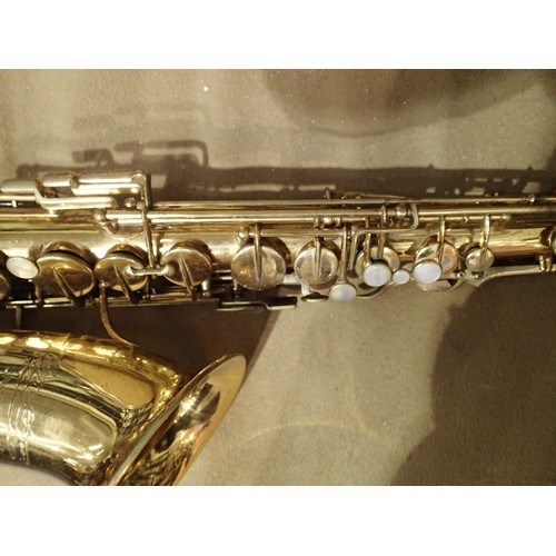 1439 - Cased H Selmer, Paris Modele 22 saxophone number 2453. P&P Group 3 (£25+VAT for the first lot and £5... 