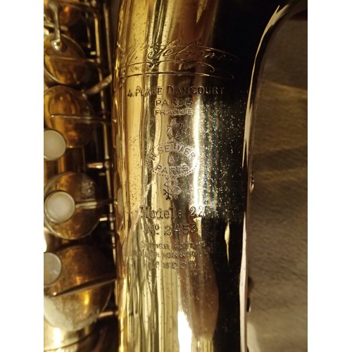 1439 - Cased H Selmer, Paris Modele 22 saxophone number 2453. P&P Group 3 (£25+VAT for the first lot and £5... 