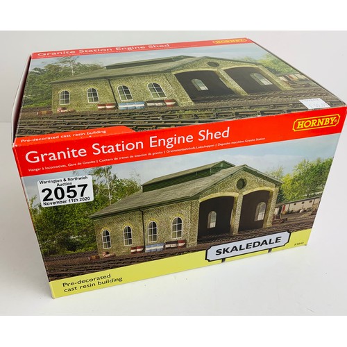2057 - Hornby Skaledale R9840 Granite Engine Shed - Boxed. P&P Group 2 (£18+VAT for the first lot and £3+VA... 