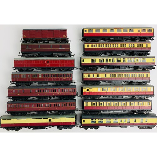 2059 - 14x OO Passenger Coaches - Unboxed. P&P Group 3 (£25+VAT for the first lot and £5+VAT for subsequent... 