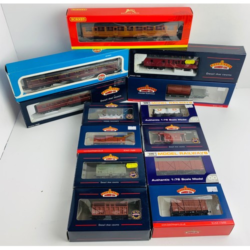 2074 - 13x Assorted OO Scale Coaches & Wagons - All Boxed. P&P Group 3 (£25+VAT for the first lot and £5+VA... 