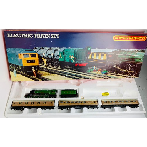 2092 - Hornby Flying Scotsman Set - Loco & Coaches only. P&P Group 3 (£25+VAT for the first lot and £5+VAT ... 