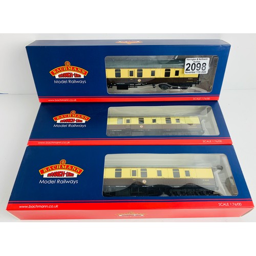 2098 - 3x Bachmann OO BR Mk1 Full Brakes - Brown / Cream. P&P Group 2 (£18+VAT for the first lot and £3+VAT... 