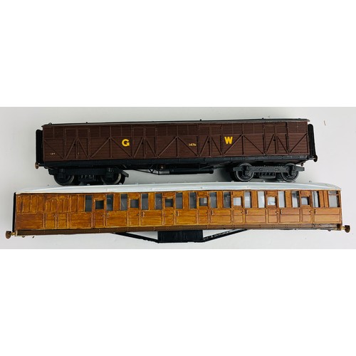 2133 - 2x O Gauge Coaches - 1x Lacking Bogies. P&P Group 2 (£18+VAT for the first lot and £3+VAT for subseq... 