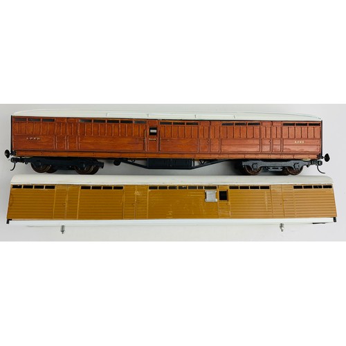 2137 - 2x O Gauge Coaches - 1x Lacking Bogies. P&P Group 2 (£18+VAT for the first lot and £3+VAT for subseq... 