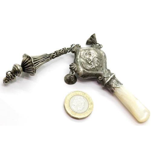 1004 - Hallmarked silver Victorian rattle and teething bar, L:14 cm. P&P Group 1 (£14+VAT for the first lot... 