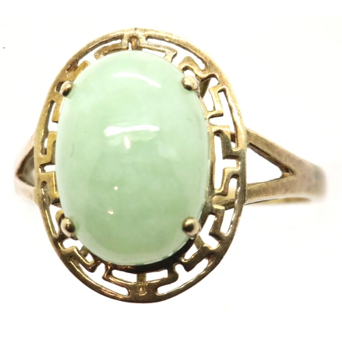 1025 - 9ct gold jade cabochon set ring, size Q, 3.4g. P&P Group 1 (£14+VAT for the first lot and £1+VAT for... 