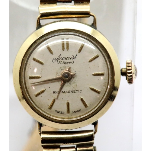 1043 - Ladies 9ct gold Accurist wristwatch on a 9ct gold bracelet, 11.3g. P&P Group 1 (£14+VAT for the firs... 