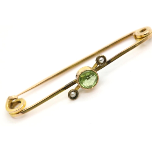 1057 - 9ct gold bar brooch with peridot and seed pearls in original case, 1.8g. P&P Group 1 (£14+VAT for th... 