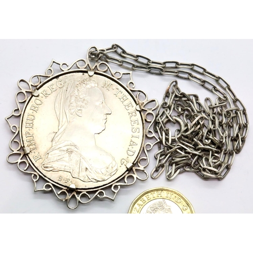 1077 - Silver necklace with mounted coin, silver Malor restrike? 45g, L: 60 cm, D: 47 mm. P&P Group 1 (£14+... 
