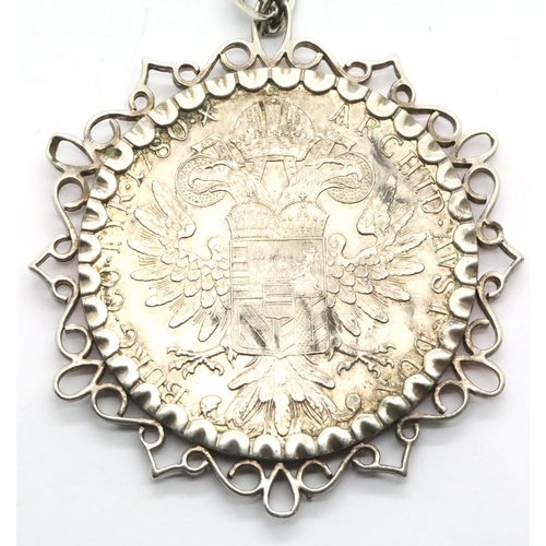 1077 - Silver necklace with mounted coin, silver Malor restrike? 45g, L: 60 cm, D: 47 mm. P&P Group 1 (£14+... 
