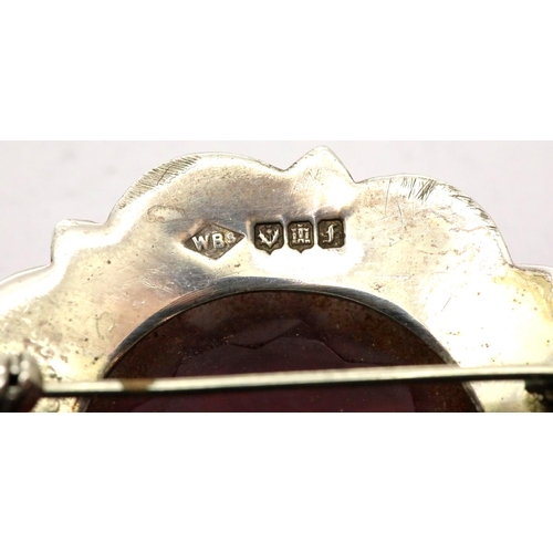 1049 - Scottish hardstone silver brooch hallmarked Edinburgh 1961, stone D: 34 mm, clasp fully functional. ... 