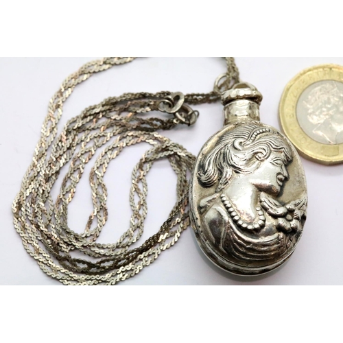 1072 - 925 silver scent bottle and chain, chain L: 44 cm. P&P Group 1 (£14+VAT for the first lot and £1+VAT... 