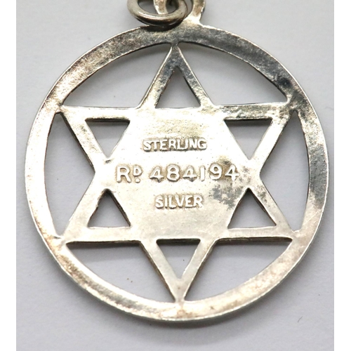 1104 - Vintage sterling silver and enamel Star of David pendant. P&P Group 1 (£14+VAT for the first lot and... 