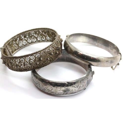 1113 - Three silver bangles. P&P Group 1 (£14+VAT for the first lot and £1+VAT for subsequent lots)