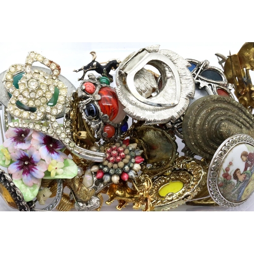 1115 - Box of mixed vintage brooches including some silver. P&P Group 2 (£18+VAT for the first lot and £3+V... 