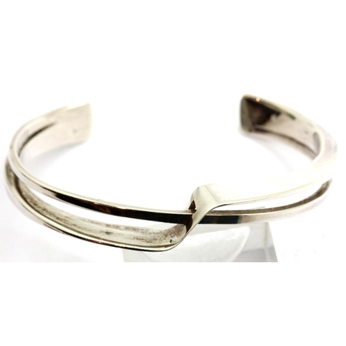 1139 - Sterling silver fancy bangle, fully hallmarked. P&P Group 1 (£14+VAT for the first lot and £1+VAT fo... 
