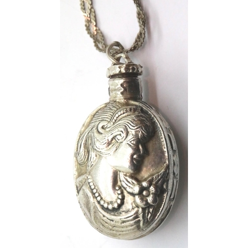 1072 - 925 silver scent bottle and chain, chain L: 44 cm. P&P Group 1 (£14+VAT for the first lot and £1+VAT... 