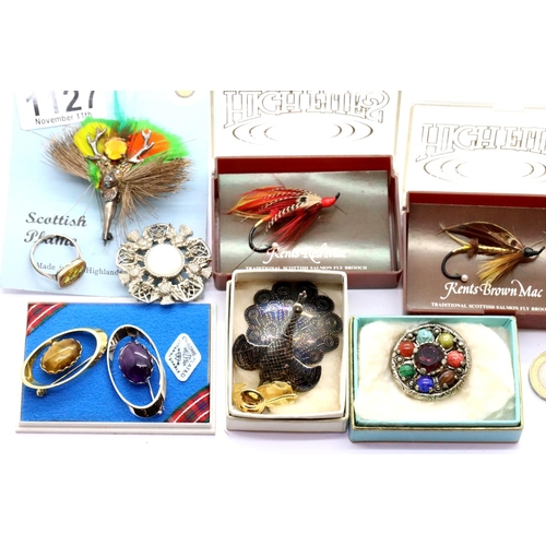 1127 - Box of mixed vintage brooches including some silver. P&P Group 1 (£14+VAT for the first lot and £1+V... 