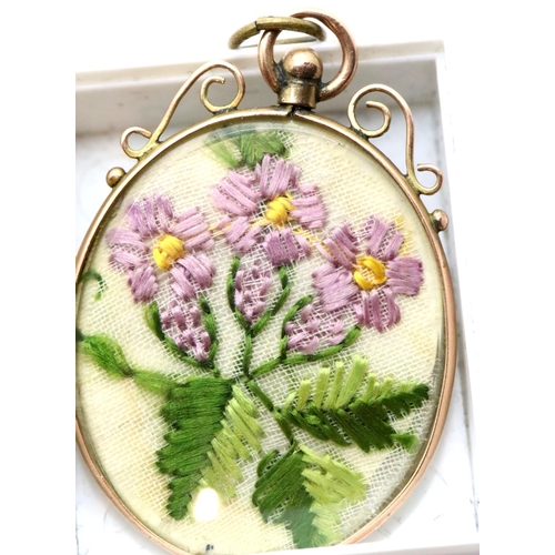 1135 - Edwardian 1904 9ct gold pendant with hand embroidered double sided flower picture. P&P Group 1 (£14+... 