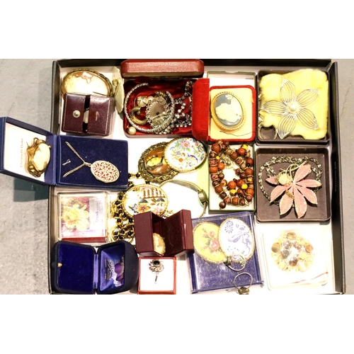 1117 - Quantity of costume jewellery, some boxed. P&P Group 2 (£18+VAT for the first lot and £3+VAT for sub... 