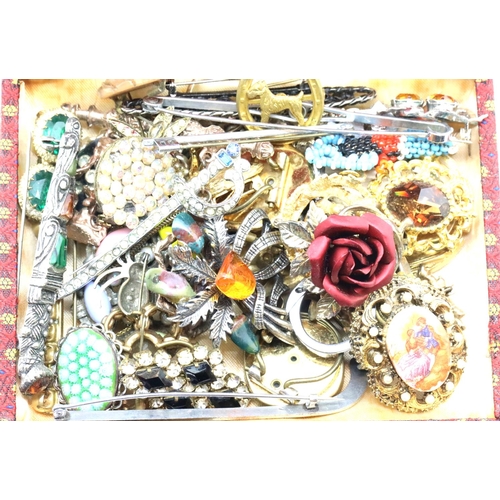 1124 - Box of mixed vintage brooches including silver. P&P Group 2 (£18+VAT for the first lot and £3+VAT fo... 
