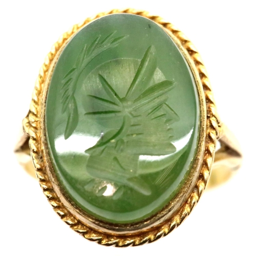 1138 - Vintage 1973 9ct gold stone set intaglio ring in vintage box. P&P Group 1 (£14+VAT for the first lot... 