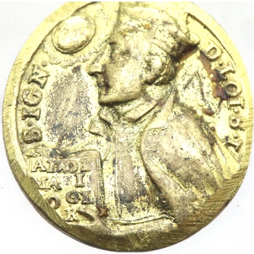 1153 - Brass Medieval Papal token / pendant - Madonna and Pope. P&P Group 1 (£14+VAT for the first lot and ... 