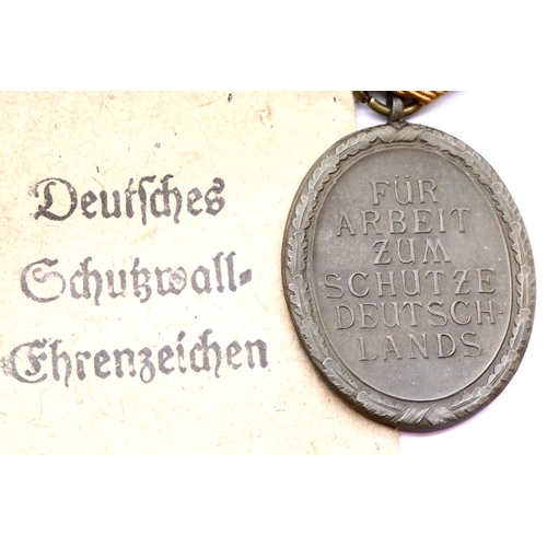 1242 - WWII German West Wall Medal. Un-issued in original packet. P&P Group 1 (£14+VAT for the first lot an... 