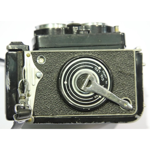 1296 - Yashica Mat twin lens reflex camera. P&P Group 2 (£18+VAT for the first lot and £3+VAT for subsequen... 