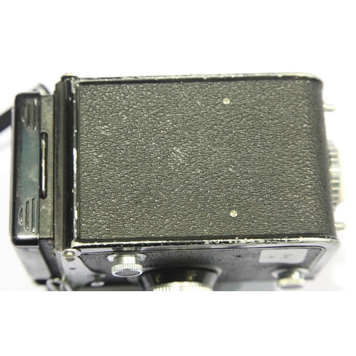 1296 - Yashica Mat twin lens reflex camera. P&P Group 2 (£18+VAT for the first lot and £3+VAT for subsequen... 