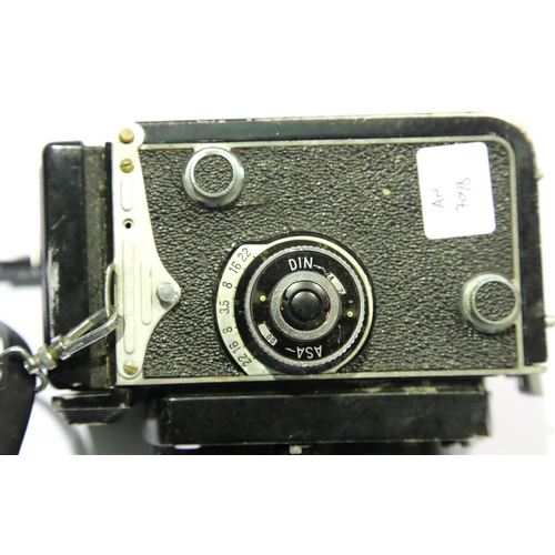 1296 - Yashica Mat twin lens reflex camera. P&P Group 2 (£18+VAT for the first lot and £3+VAT for subsequen... 