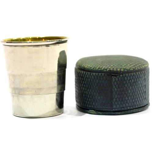 1321 - Cased collapsible silver plated whisky cup. P&P Group 1 (£14+VAT for the first lot and £1+VAT for su... 