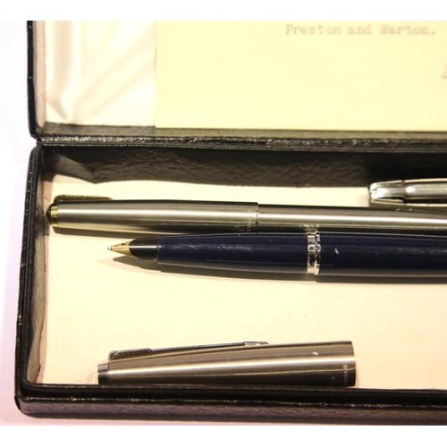 1280 - Parker boxed pair of 1970s fountain pens, a further Parker fountain pen and a Parker propelling penc... 