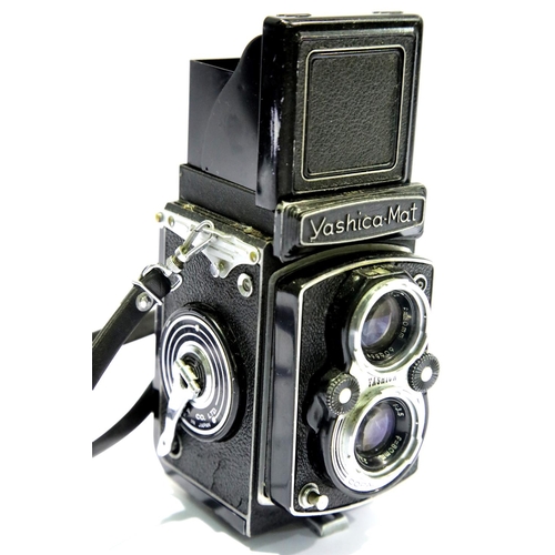 1296 - Yashica Mat twin lens reflex camera. P&P Group 2 (£18+VAT for the first lot and £3+VAT for subsequen... 